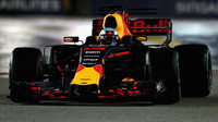 Daniel Ricciardo v závodě v Singapuru
