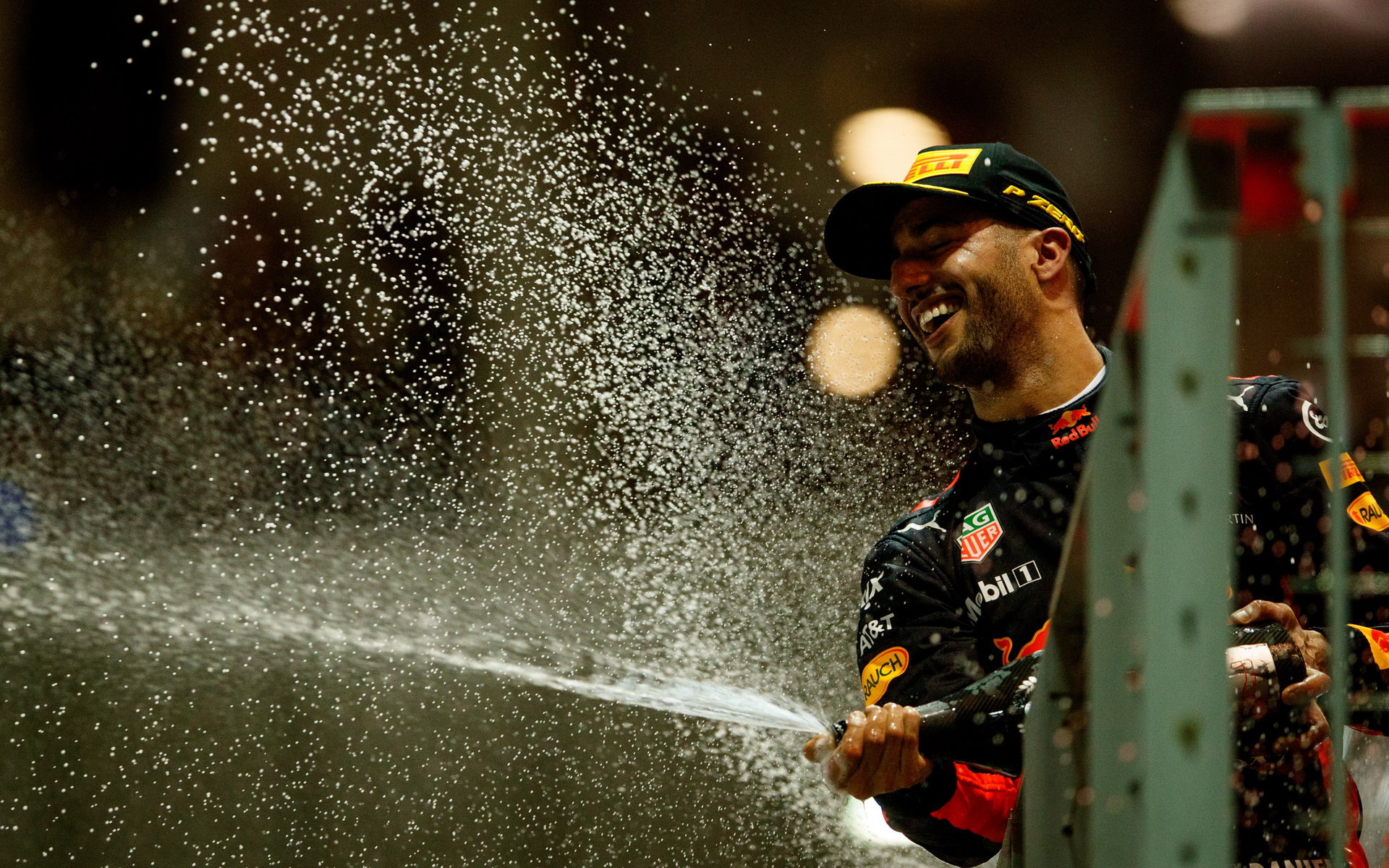 Daniel Ricciardo na pódiu po závodě v Singapuru