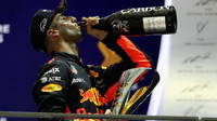 Daniel Ricciardo na pódiu po závodě v Singapuru