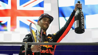 Daniel Ricciardo na pódiu se svou trofejí po závodě v Singapuru
