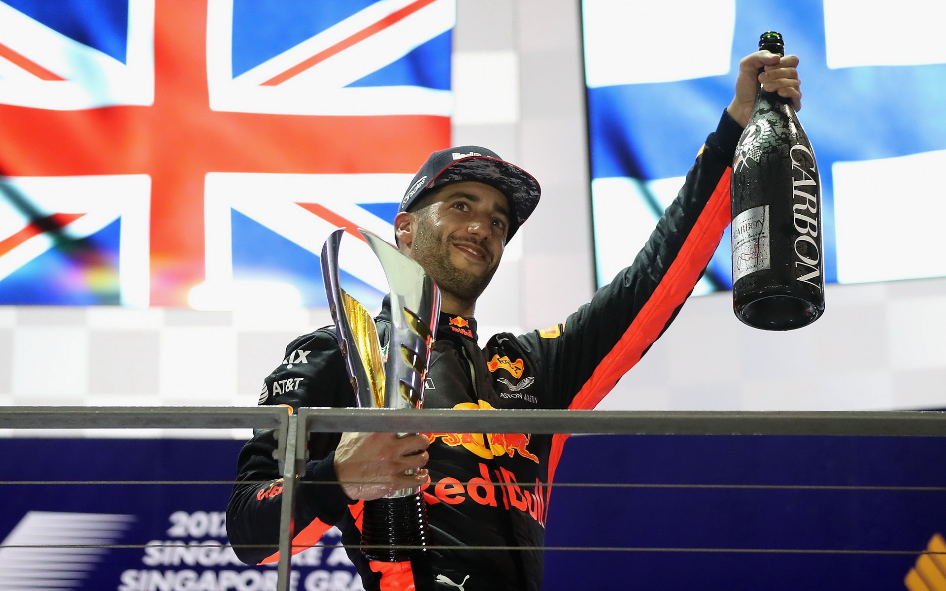 Daniel Ricciardo na pódiu se svou trofejí po závodě v Singapuru