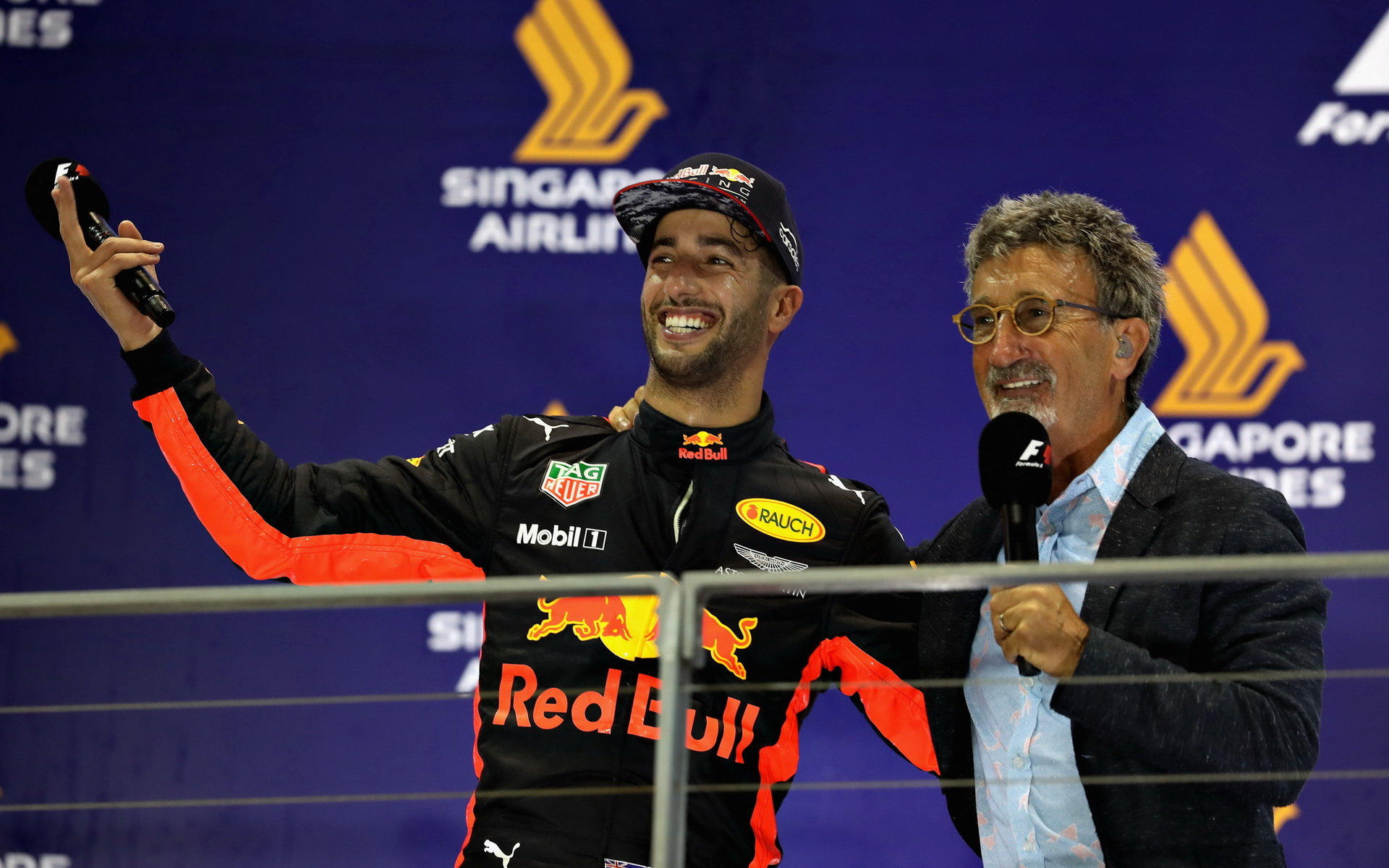 Daniel Ricciardo na pódiu v rozhovoru s Eddie Jordanem v Singapuru