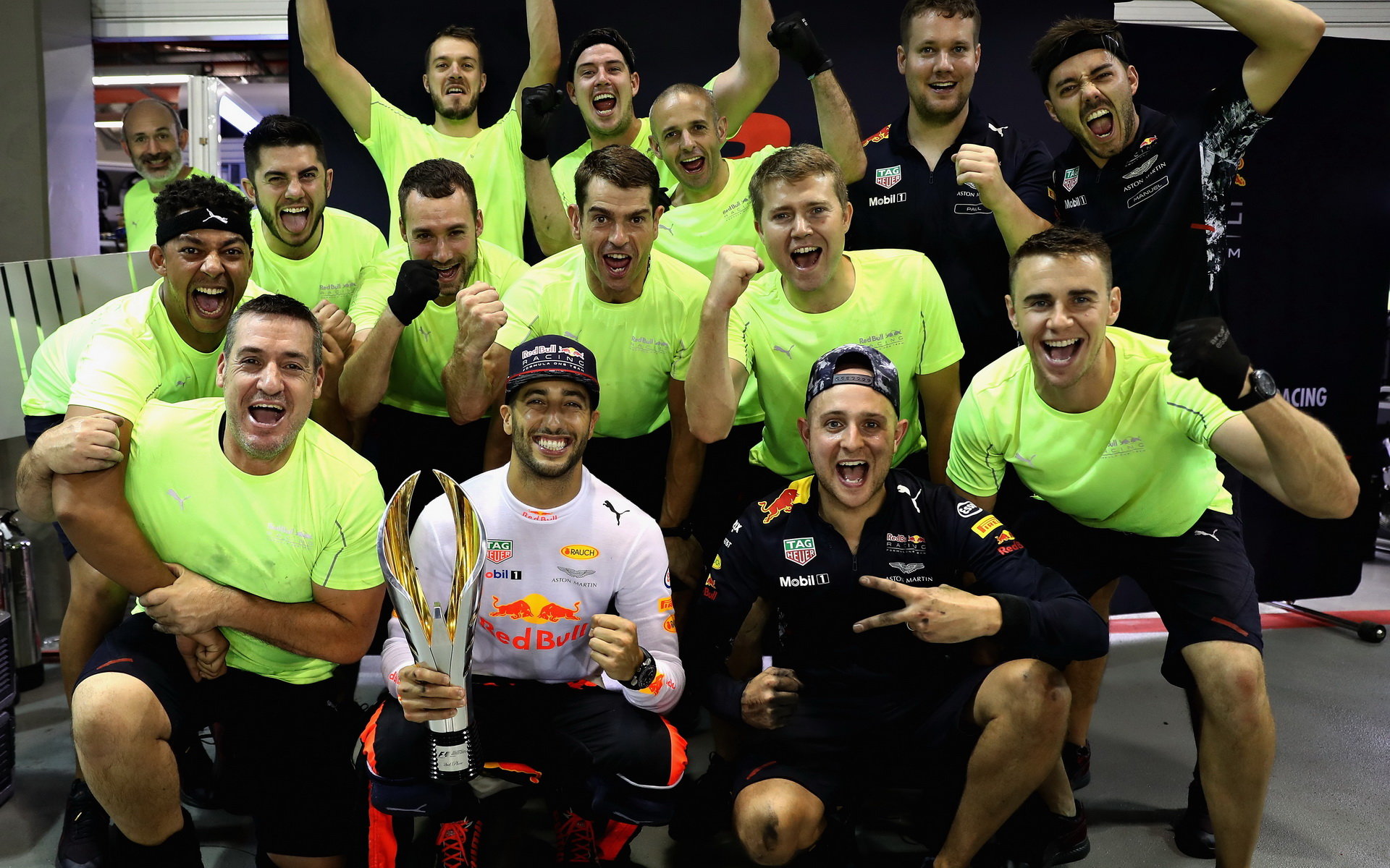 Daniel Ricciardo se svými mechaniky po závodě v Singapuru