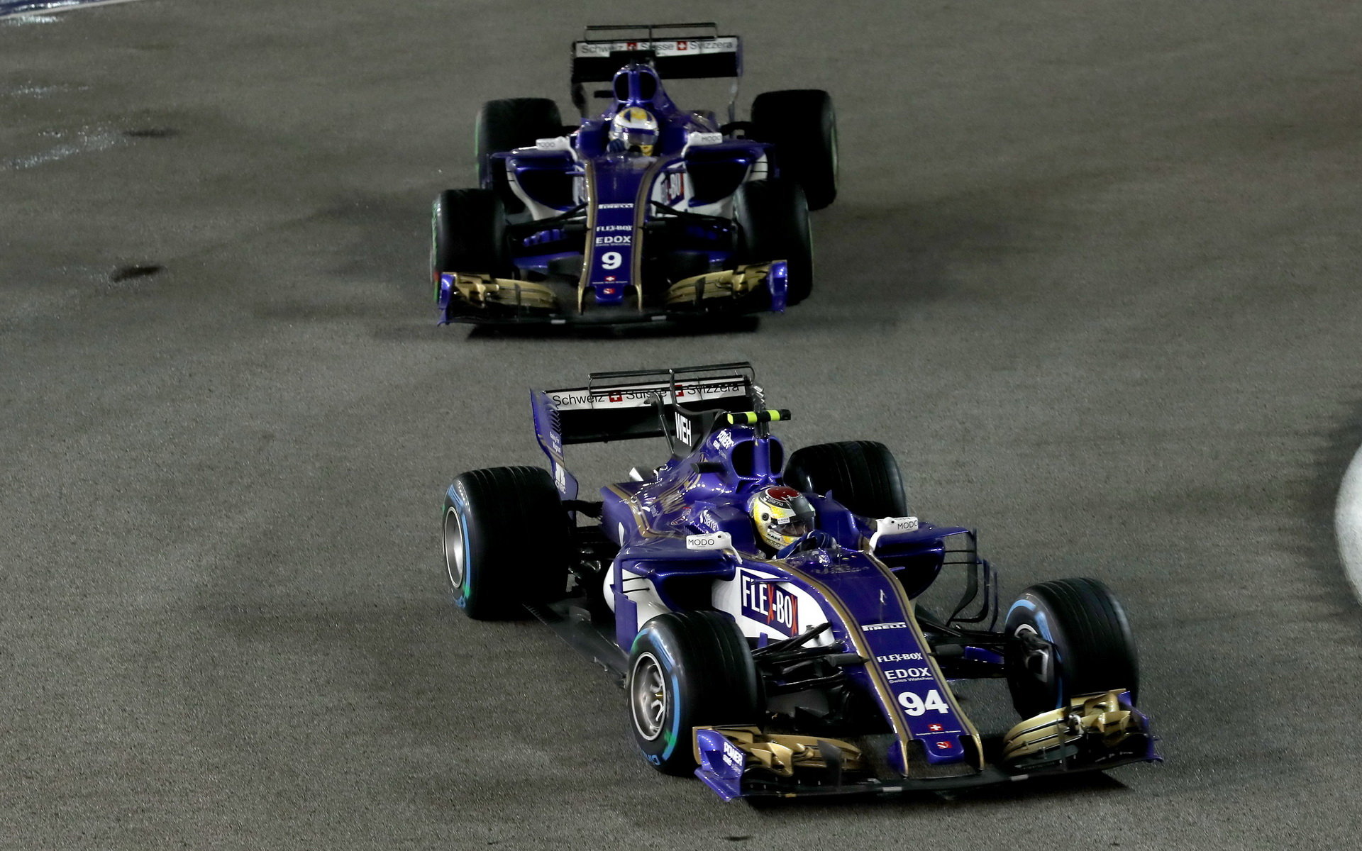 Pascal Wehrlein a Marcus Ericcson v závodě v Singapuru