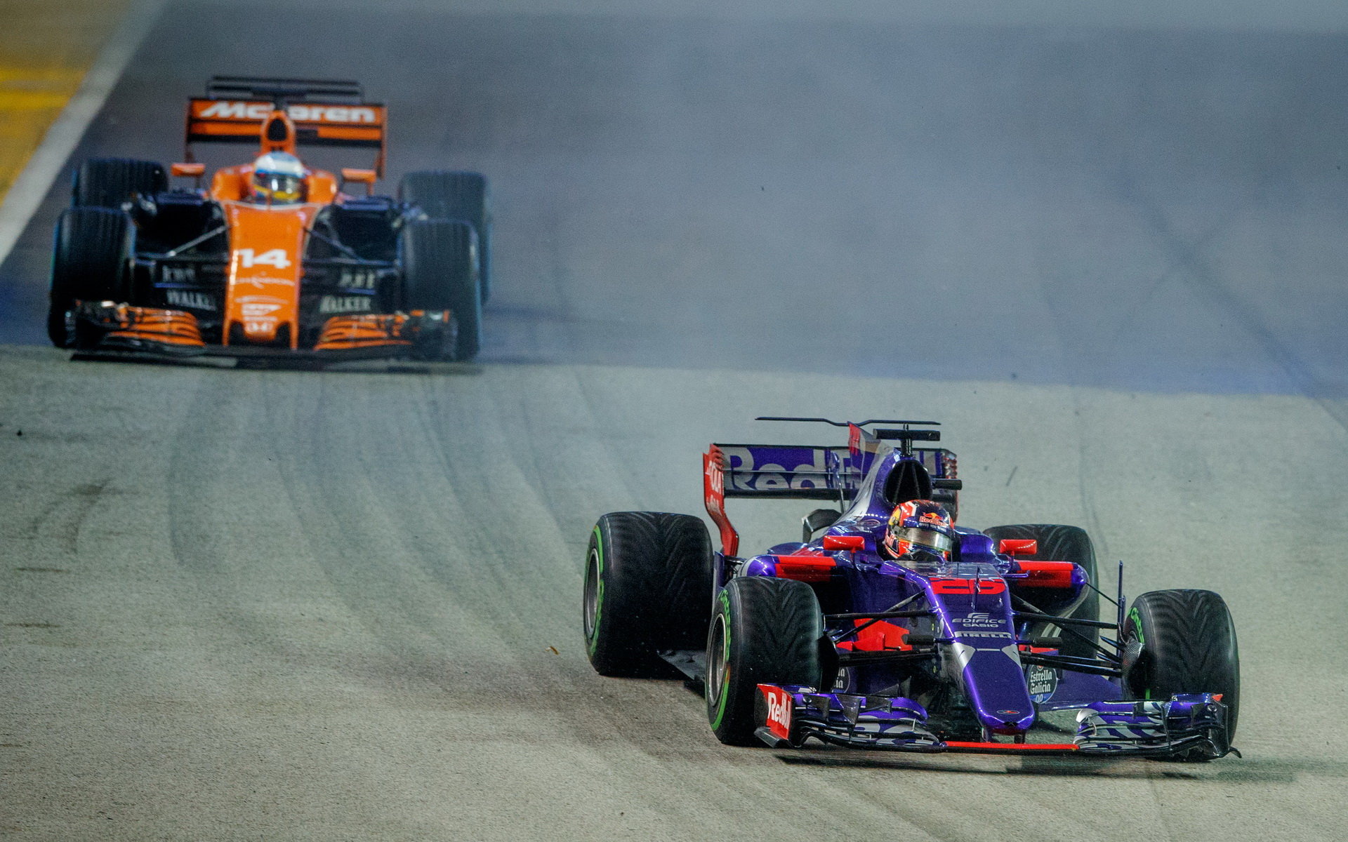 Daniil Kvjat a Fernando Alonso v závodě v Singapuru