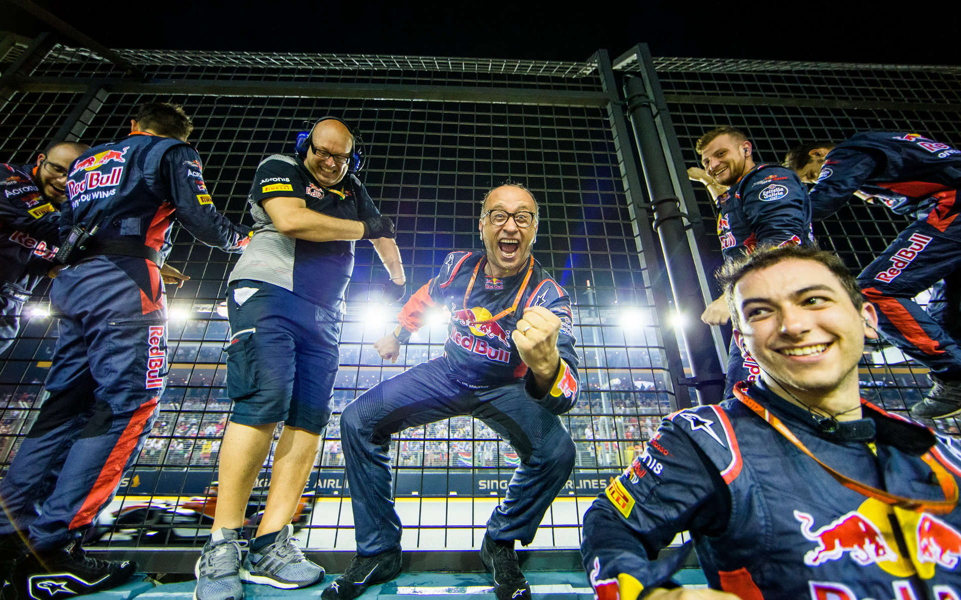 Mechanici Carlose Sainze se raduji z čtvrtého místa v závodě v Singapuru