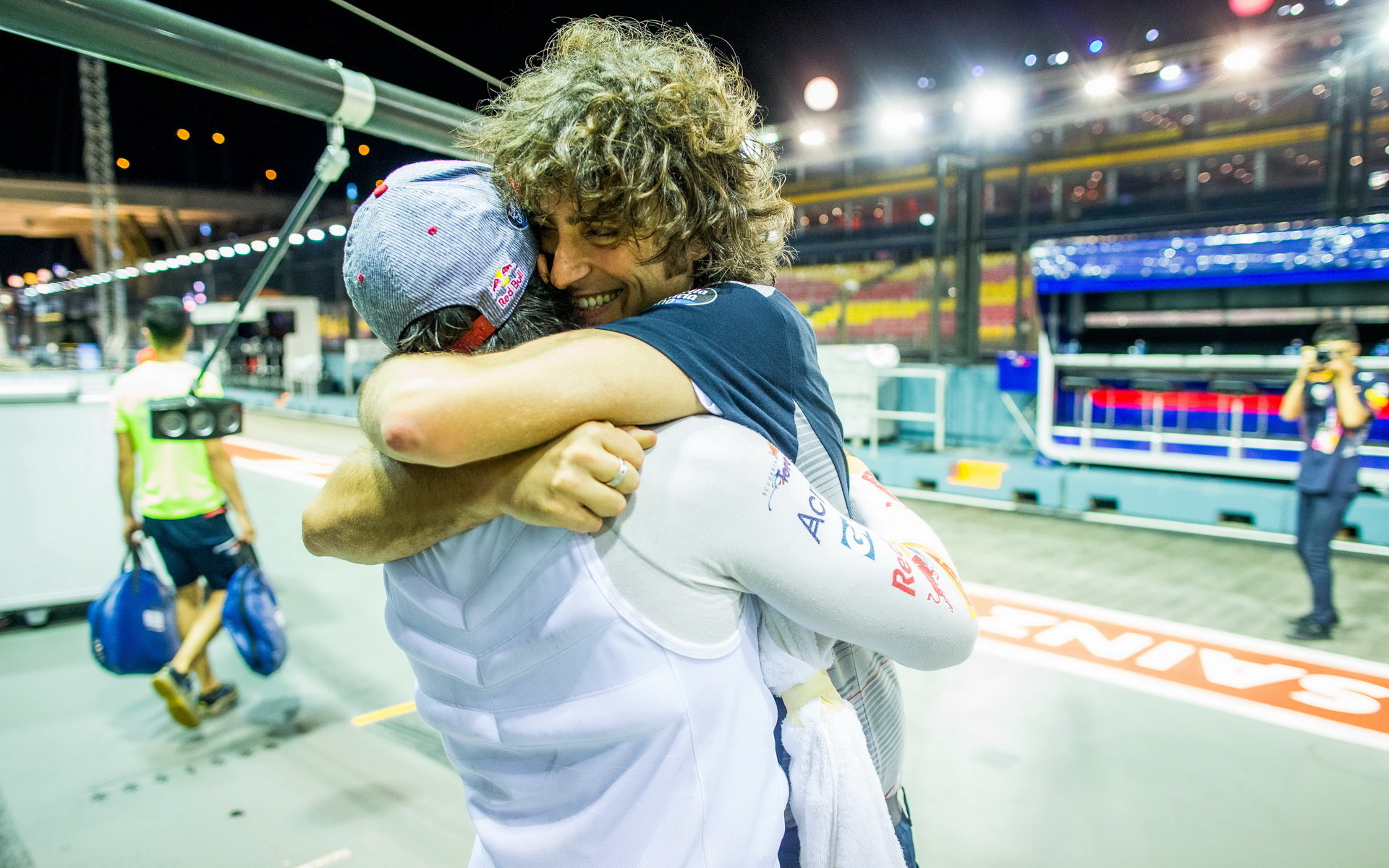 Carlos Sainz a Marco Matassa se radují z čtvrté příčky v závodě v Singapuru