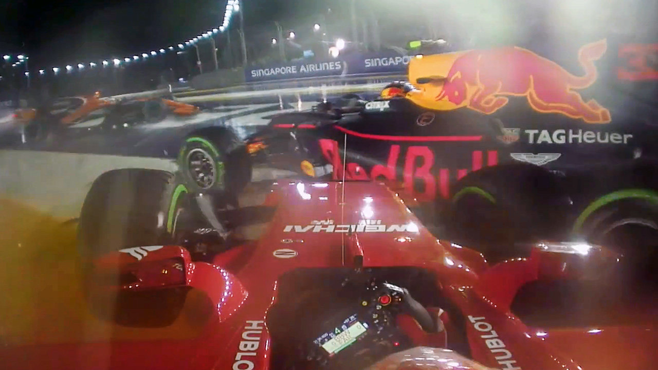 Kimi Räikkönen po nehodě před sebou hrne Red Bull Maxe Verstappena
