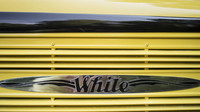 Retro autobus Bender White 706 vozil turisty po národním parku Yellowstone od roku 1937