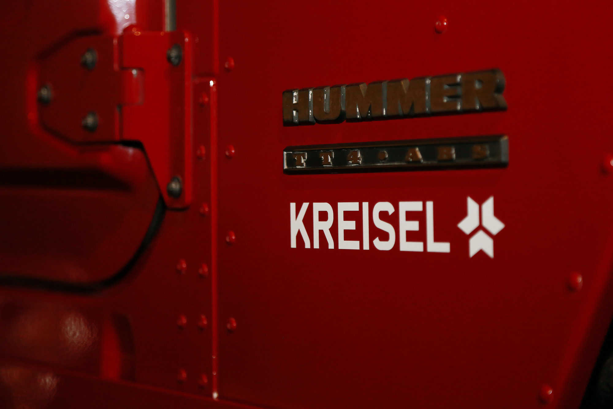 Nový a plně elektrifikovaný Hummer H1 od rakouské společnosti Kreisel Electric představil dokonce sám Arnold Schwarzenegger