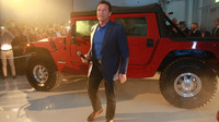 Nový a plně elektrifikovaný Hummer H1 od rakouské společnosti Kreisel Electric představil dokonce sám Arnold Schwarzenegger