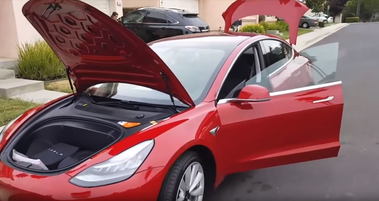 Nová Tesla Model 3 nabídne skutečně velký a dobře přístupný nákladový prostor