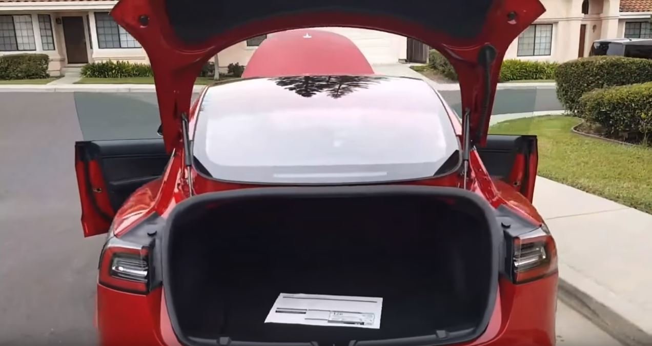 Nová Tesla Model 3 nabídne skutečně velký a dobře přístupný nákladový prostor