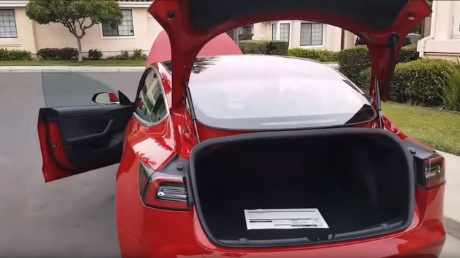 Nová Tesla Model 3 nabídne skutečně prostorný a dobře přístupný zavazadlový prostor
