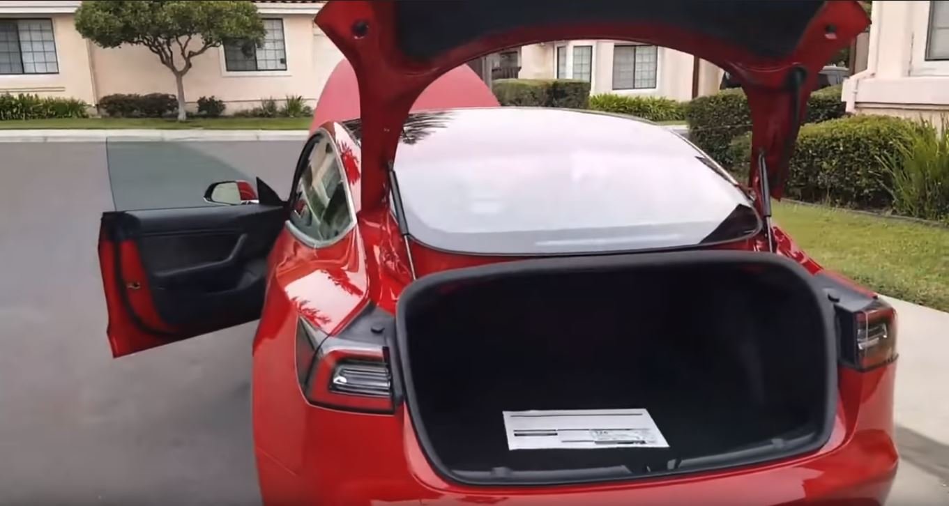 Nová Tesla Model 3 nabídne skutečně prostorný a dobře přístupný zavazadlový prostor