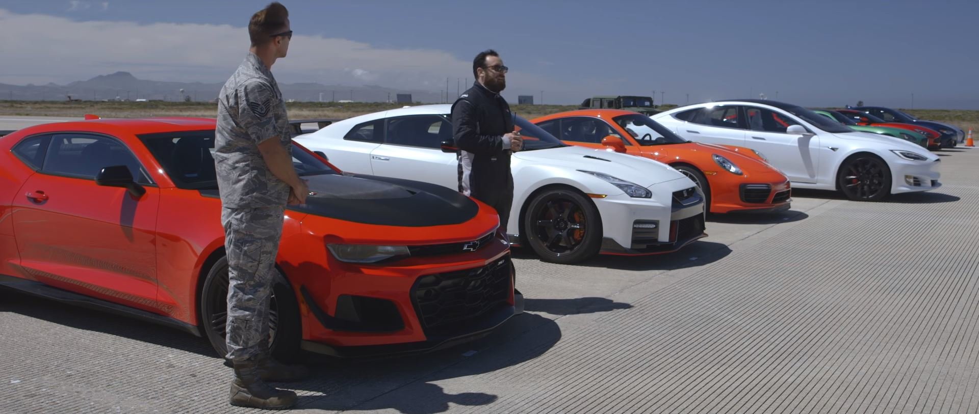 Záběry ze závodu "World's Greatest Drag Race 7", který uspořádal Motor Trend