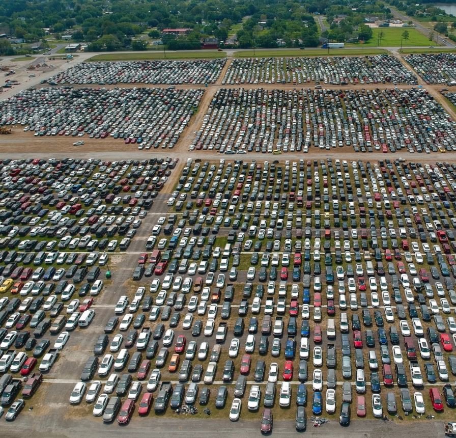Desetitisíce automobilů poškozených hurikánem Harvey čekají na sešrotování (Instagram:  texasaerials)