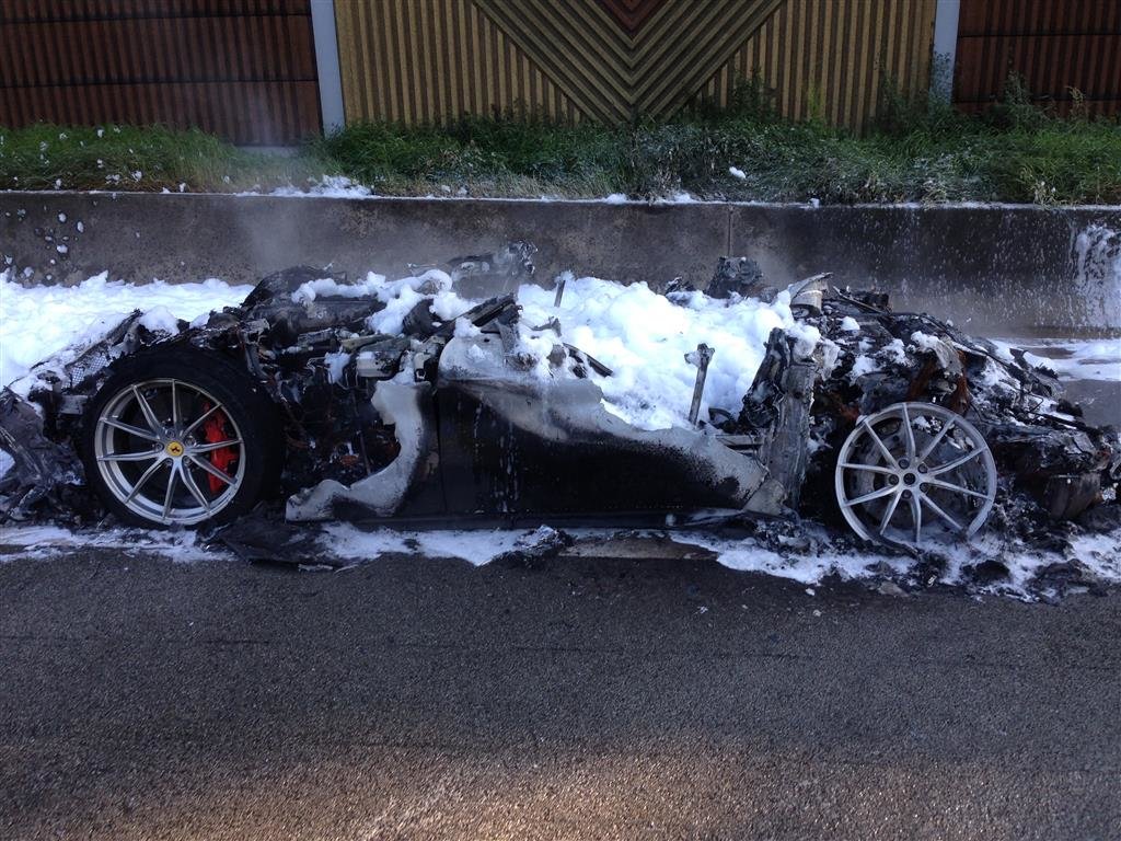 nehoda vzácného Ferrari F12 TDF (cena přes milion $, jen 799 kusů)