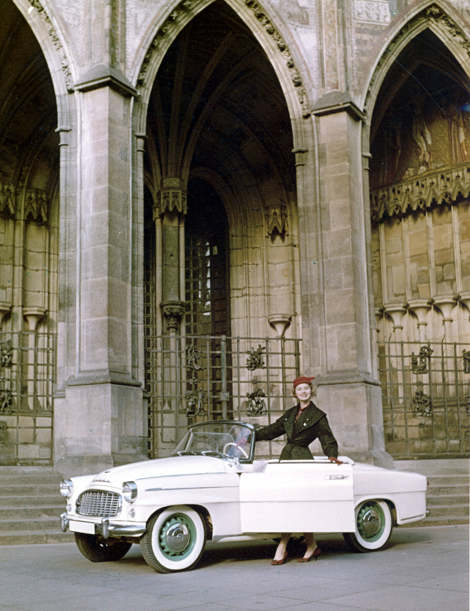 Zhruba dvě třetiny všech vyrobených vozů Škoda 450 byly dodány zákazníkům v zahraničí. Na fotografii Viléma Heckela je roadster zachycen ve společnosti Miss USA 1957 Charlotte Sheffield.