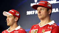 Kimi Räikkönen a Sebastian Vettel na tiskové konferenci v Malajsii