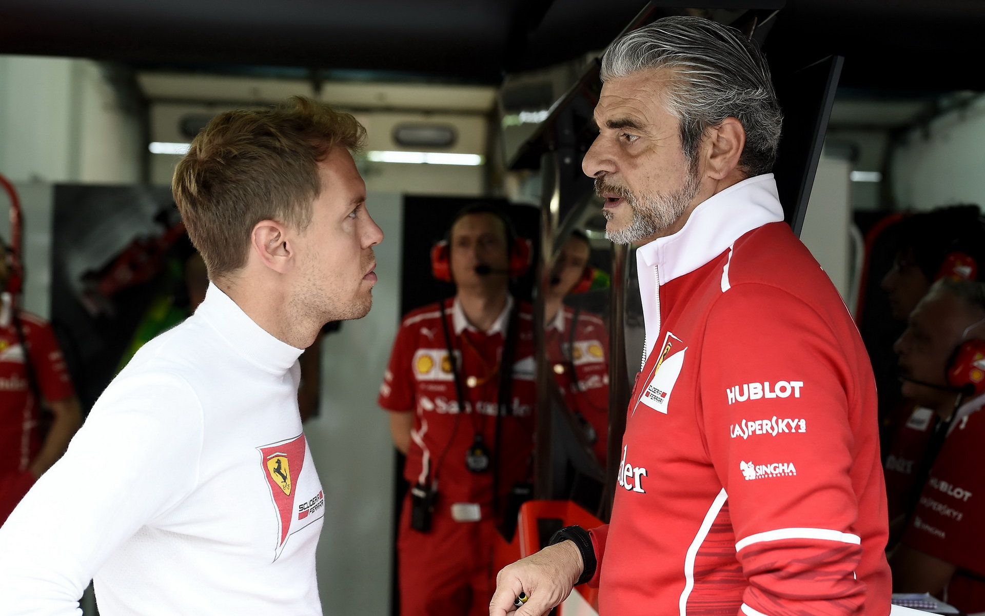Sebastian Vettel a Maurizio Arrivabene v Malajsii