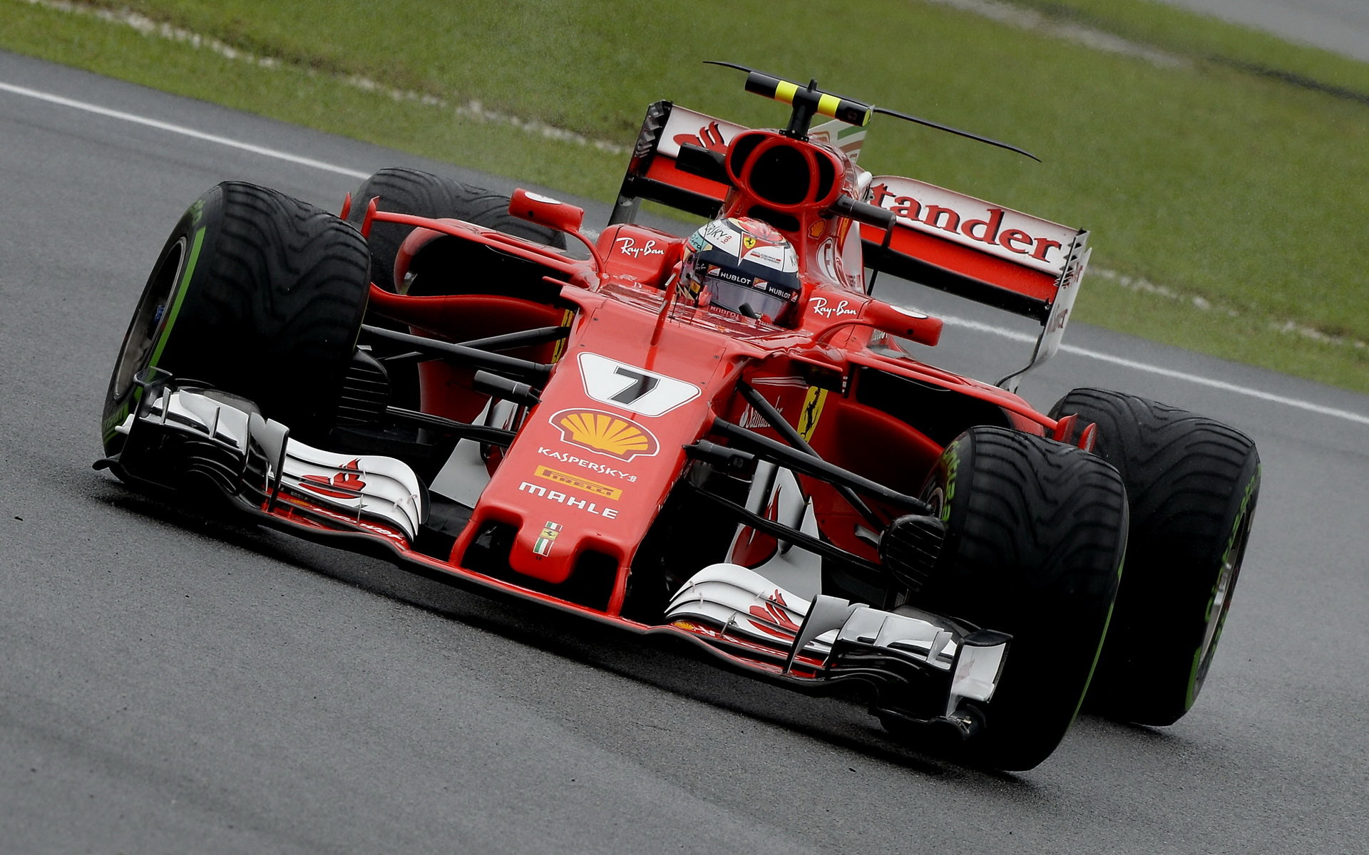 Kimi Räikkönen za deštivého tréninku v Malajsii