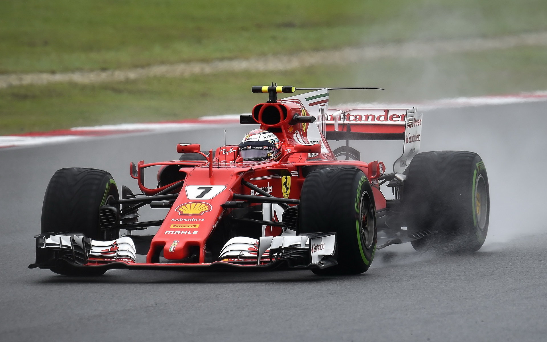 Kimi Räikkönen za deštivého tréninku v Malajsii