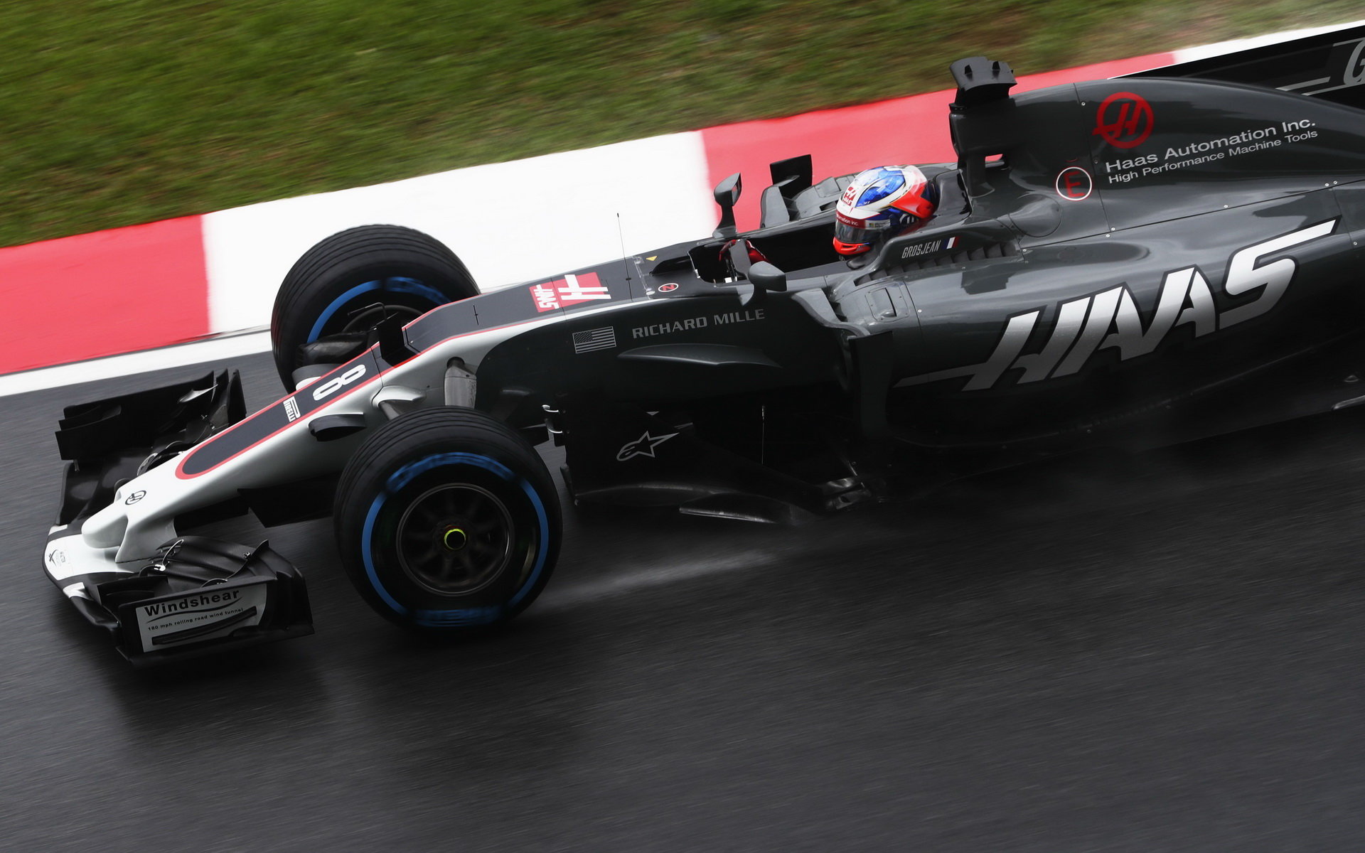Romain Grosjean za deštivého tréninku v Malajsii