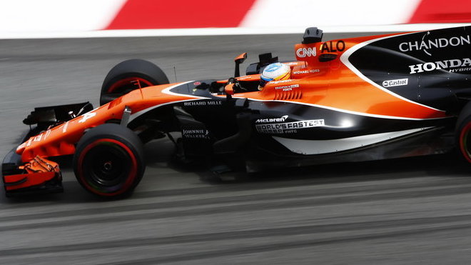 Fernando Alonso s McLarenem poháněným Hondou byl na speed trapu o 16,9 km/h pomalejší, Stoffel Vandoorne dokonce o 18,4 km/h