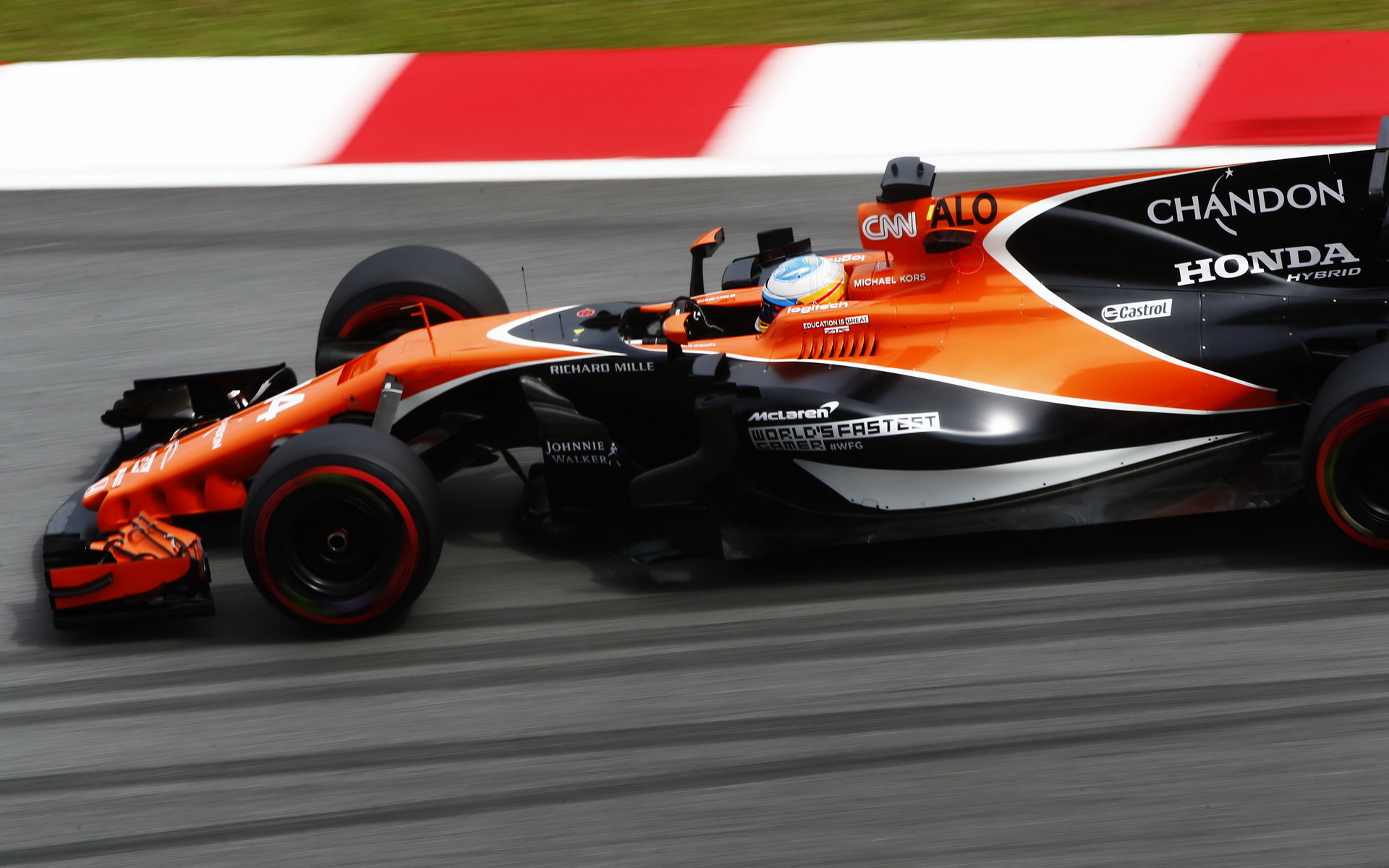 Fernando Alonso s McLarenem poháněným Hondou byl na speed trapu o 16,9 km/h pomalejší, Stoffel Vandoorne dokonce o 18,4 km/h