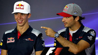 Pierre Gasly a Carlos Sainz na tiskovce v Malajsii