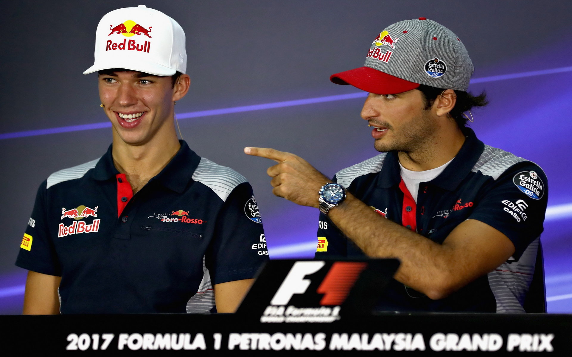 Pierre Gasly a Carlos Sainz na tiskovce v Malajsii