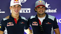 Pierre Gasly a Carlos Sainz v Malajsii