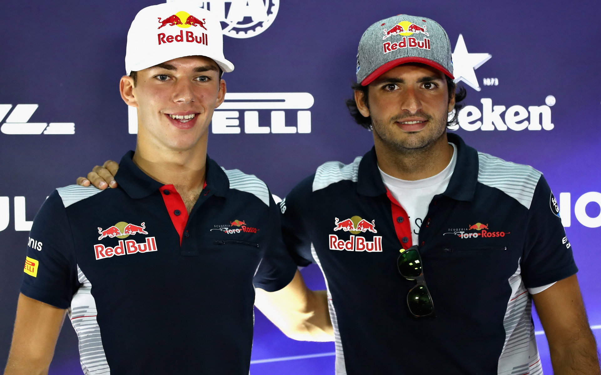 Gasly (vlevo) se Sainzem patří ke kandidátům na volné místo u Red Bullu