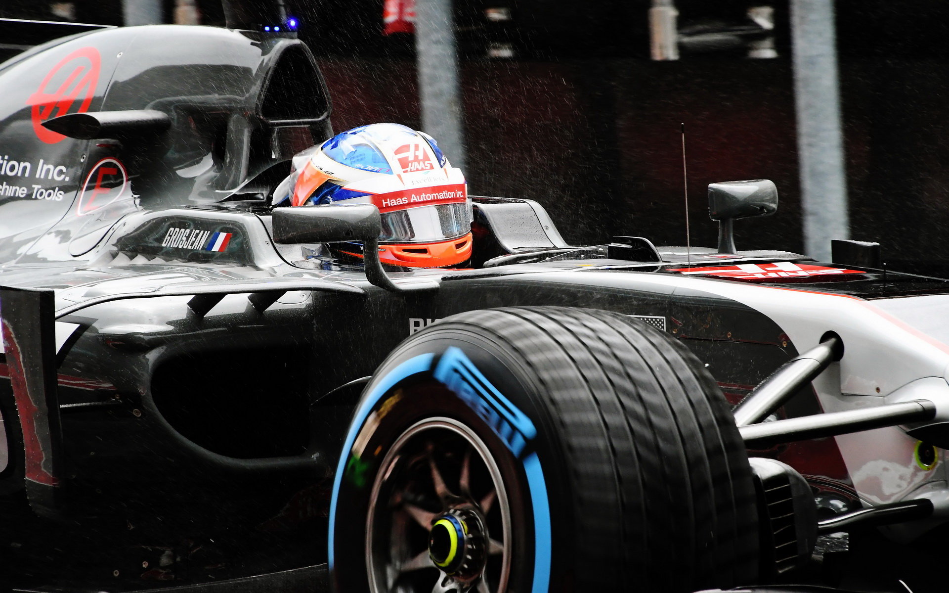 Romain Grosjean za deštivého tréninku v Malajsii