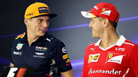 Max Verstappen a Sebastian Vettel na tiskovce v Malajsii