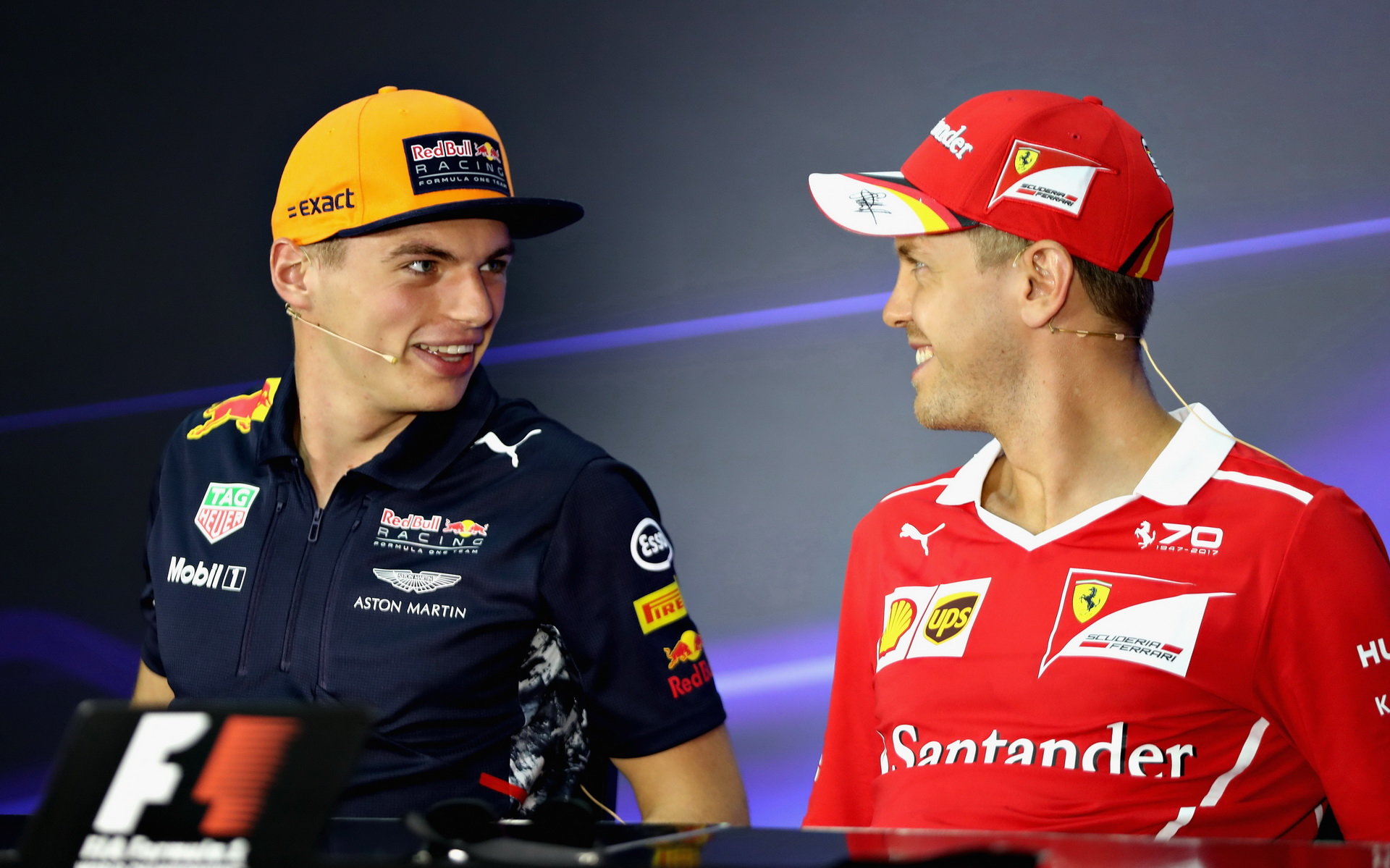 Max Verstappen a Sebastian Vettel na tiskovce v Malajsii