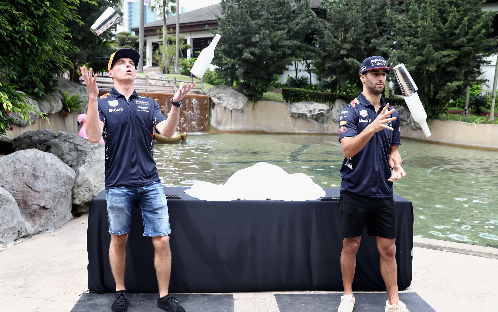 V barmanské soutěži se svým týmovým kolegou Maxem Verstappenem (vlevo) v Malajsii