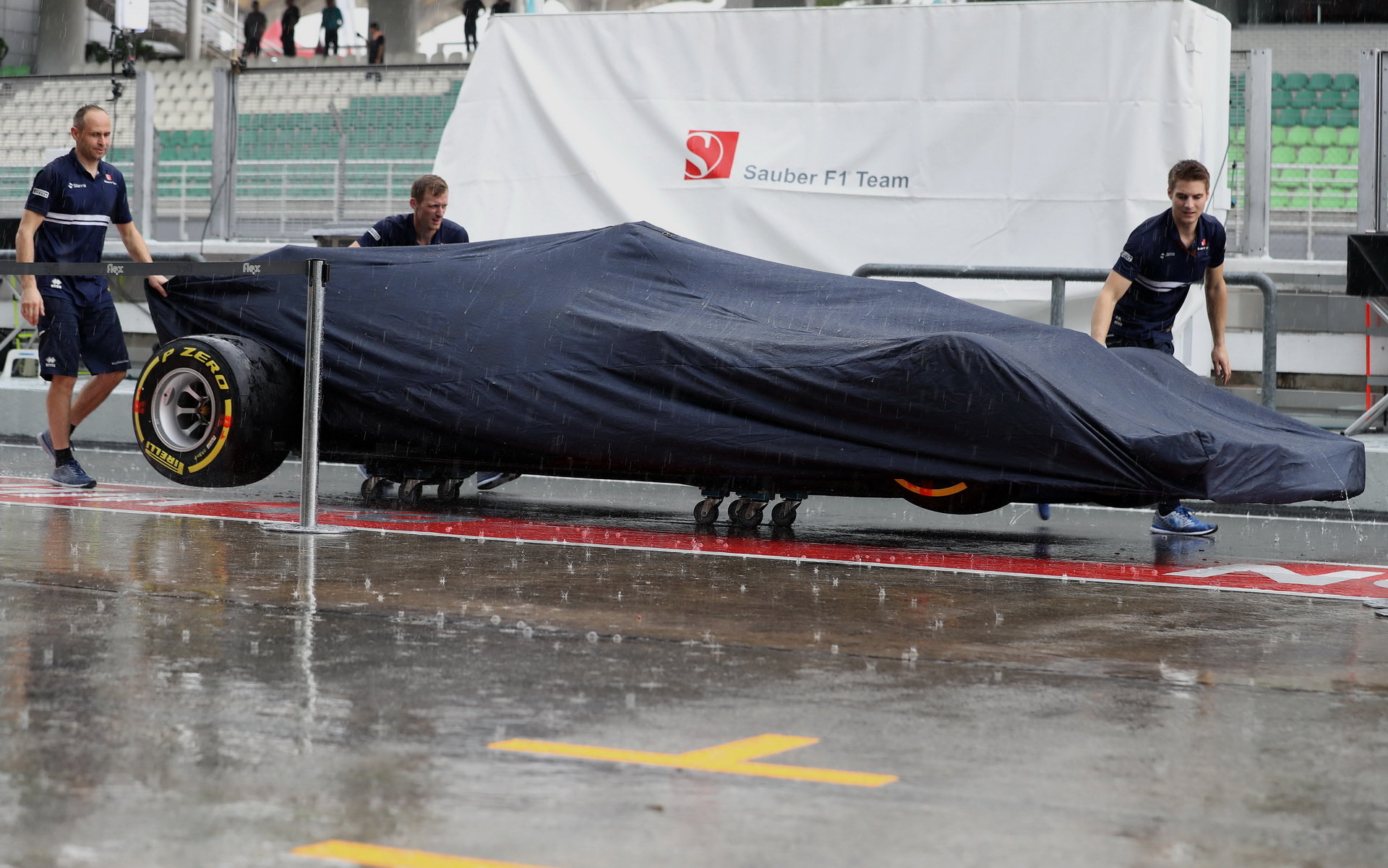 Tým Sauber se chystá na deštivý trénink v Malajsii