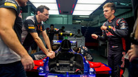 Pierre Gasly za dešti vého tréninku v Malajsii