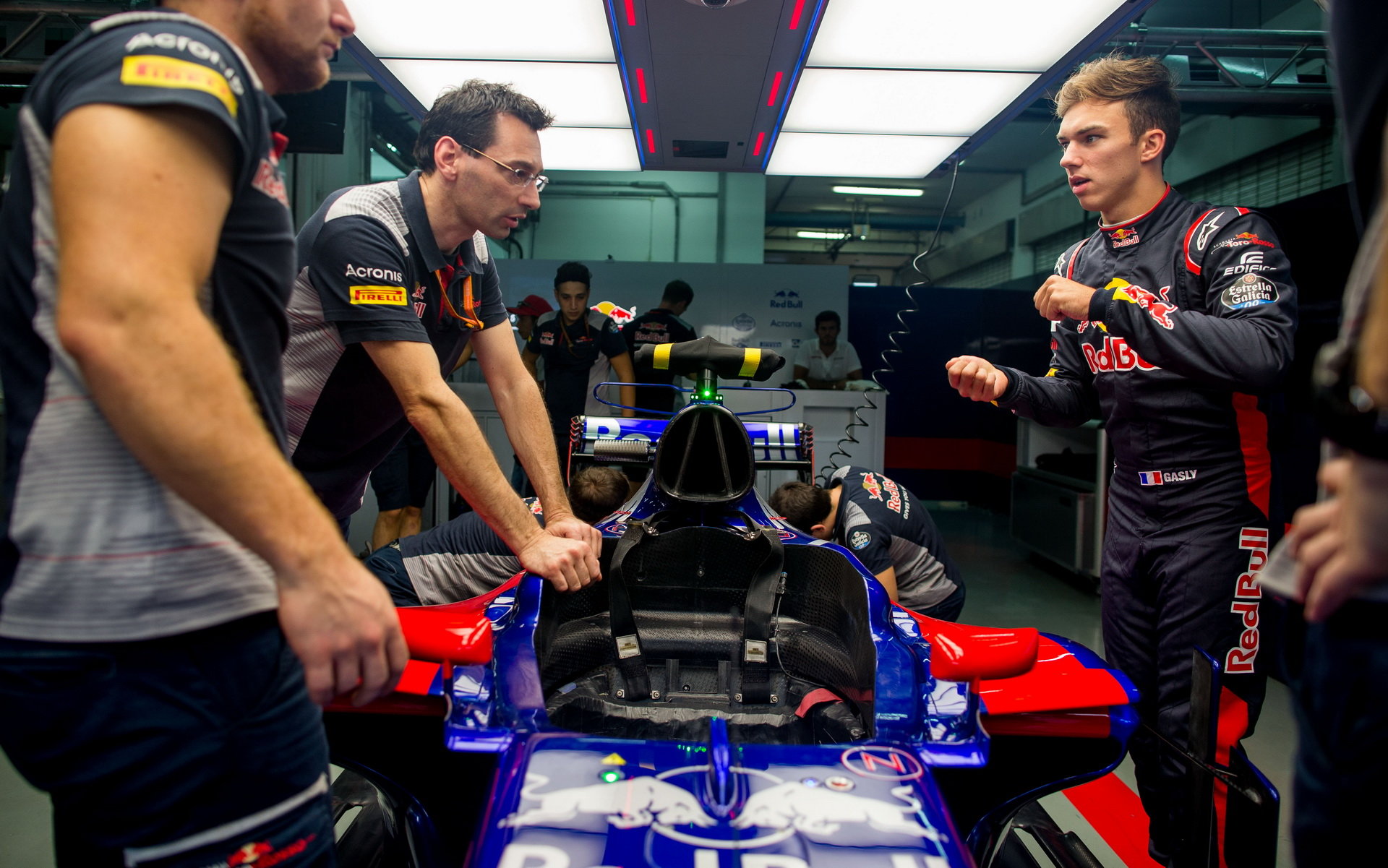 Pierre Gasly za dešti vého tréninku v Malajsii