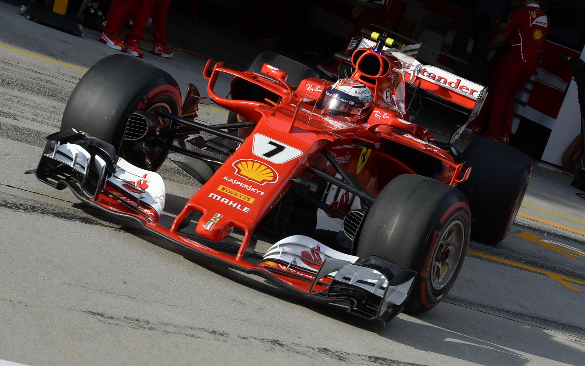 Kimi Räikkönen do závodu kvůli technickým problémům neodstartoval, mechanici ho zatlačili z roštu rovnou do garáže