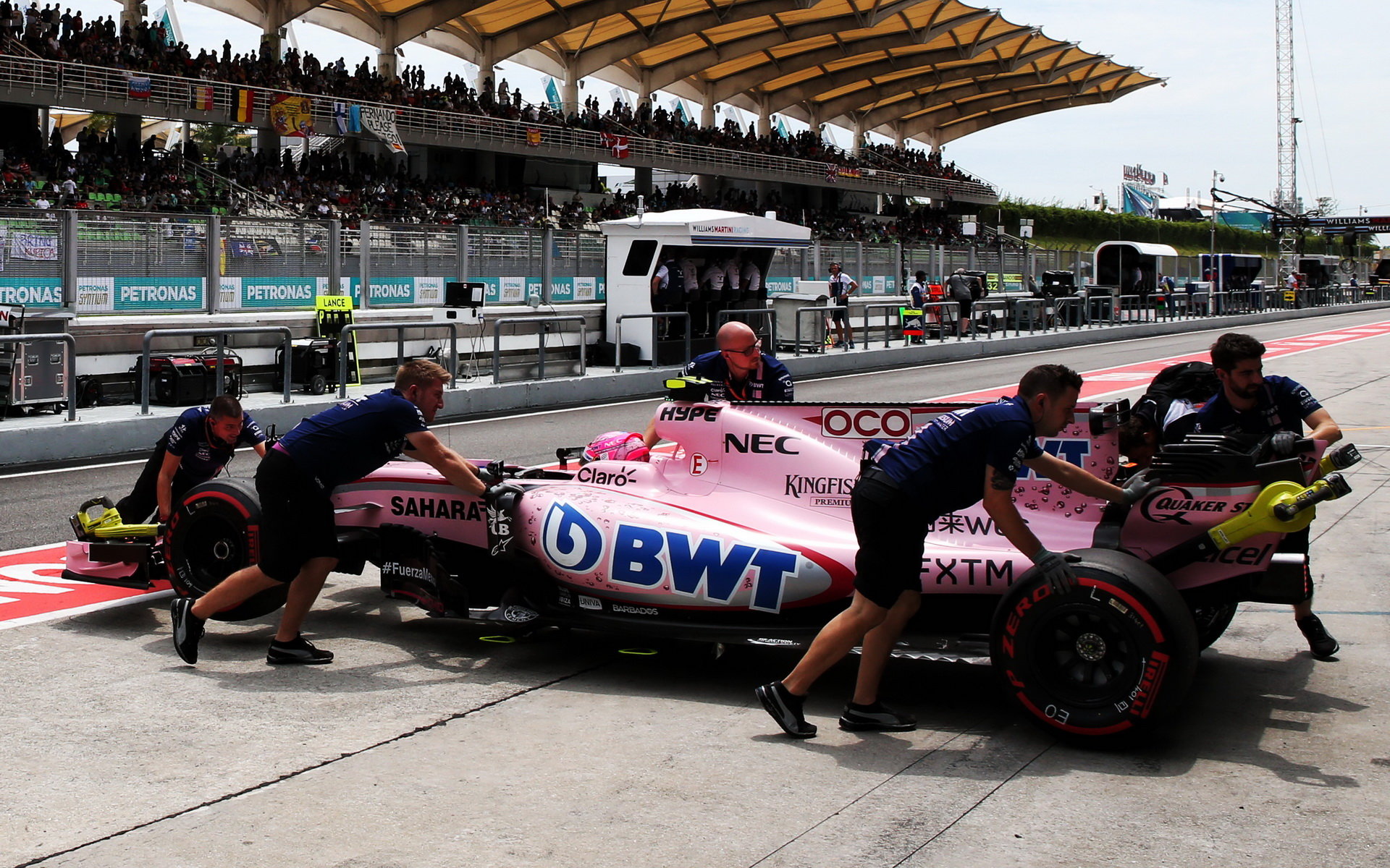 Esteban Ocon v kvalifikaci v Malajsii