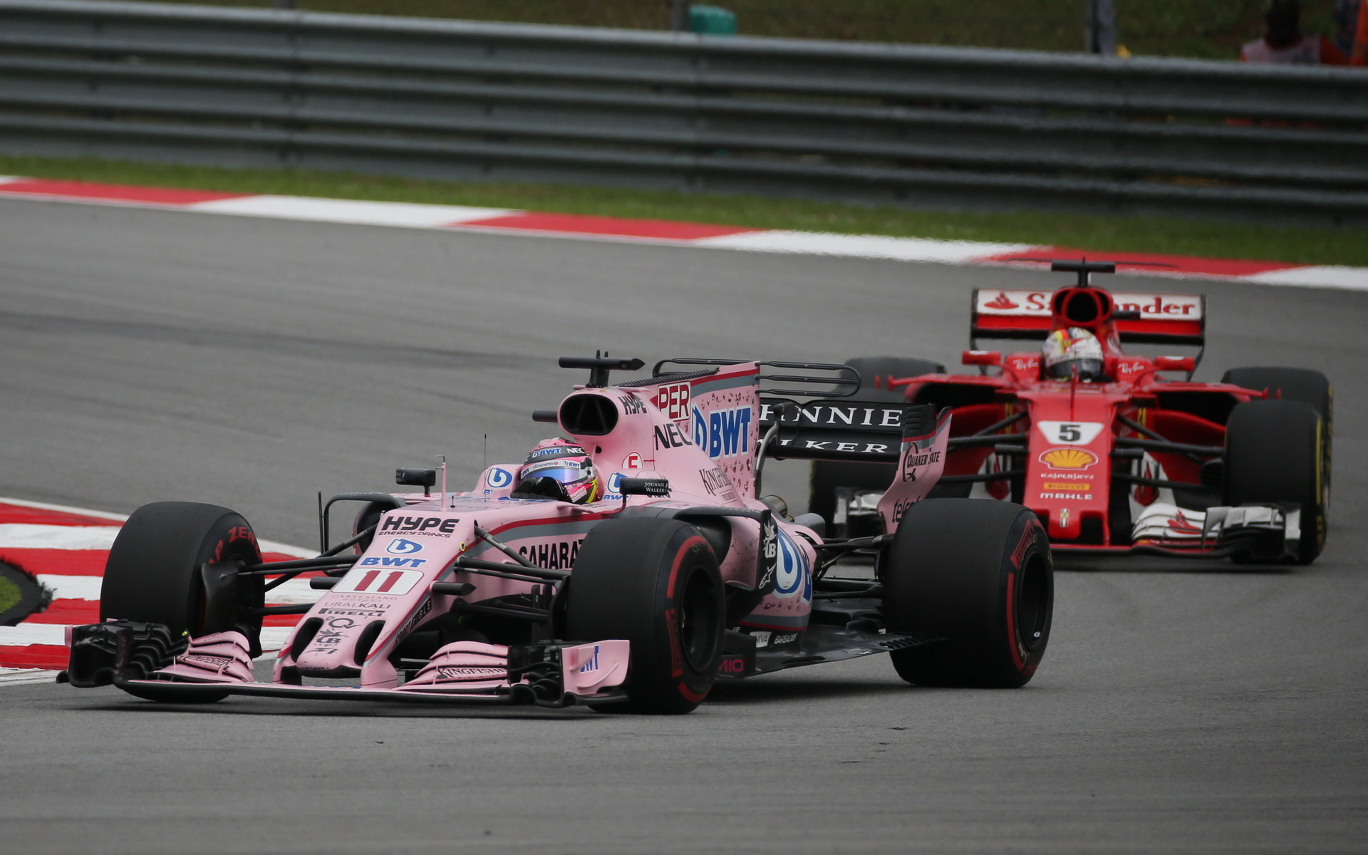 Sergio Pérez a Sebastian Vettel v závodě v Malajsii