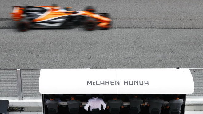 Fernando Alonso a boxová zídka McLarenu v Malajsii