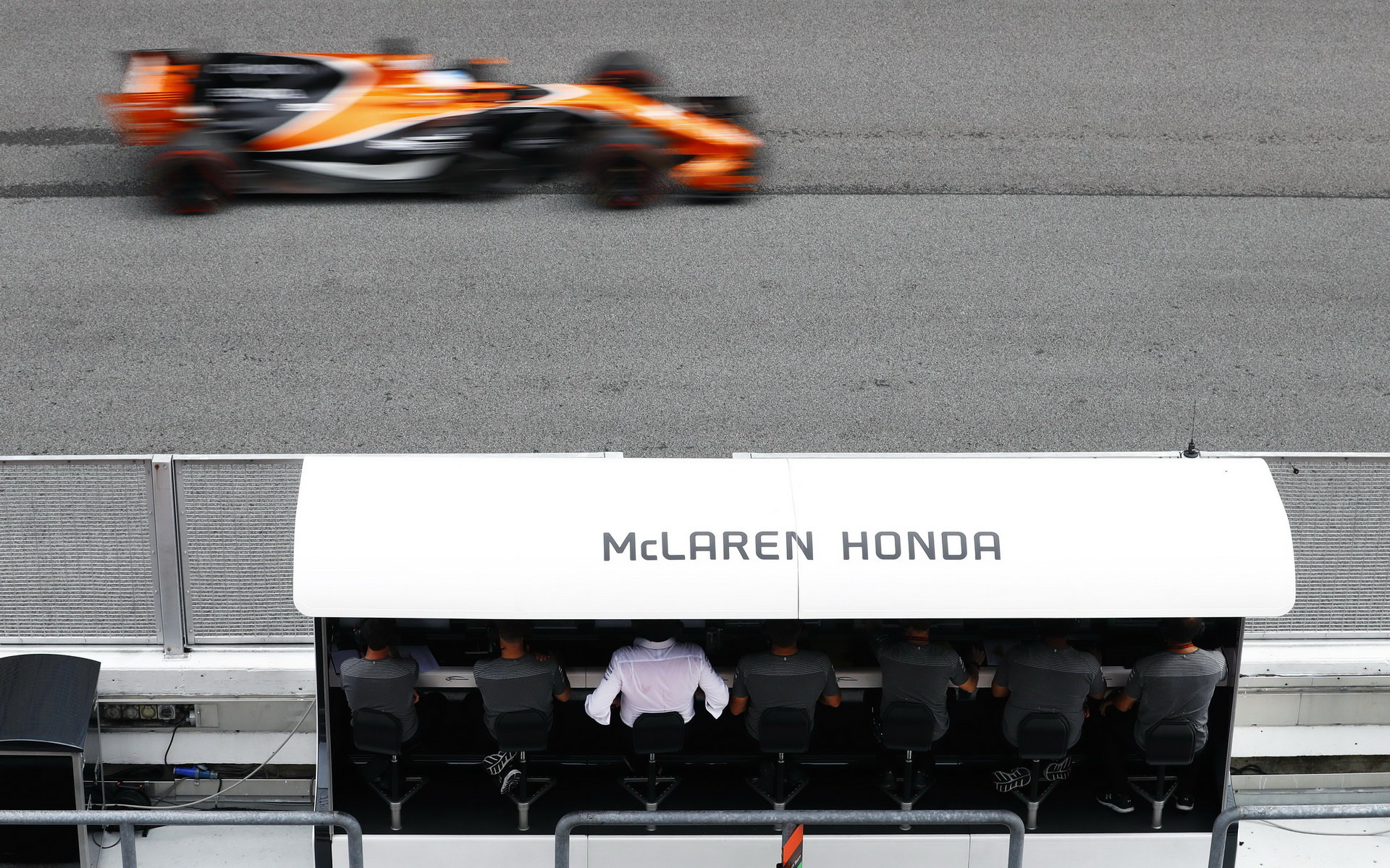 Fernando Alonso a boxová zídka McLarenu v Malajsii