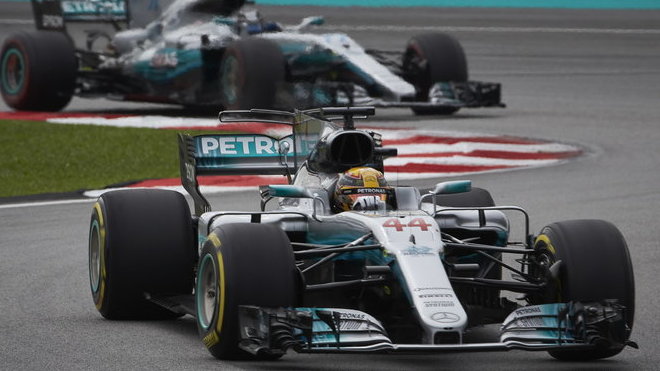 Lewis Hamilton a Valtteri Bottas v závodě v Malajsii