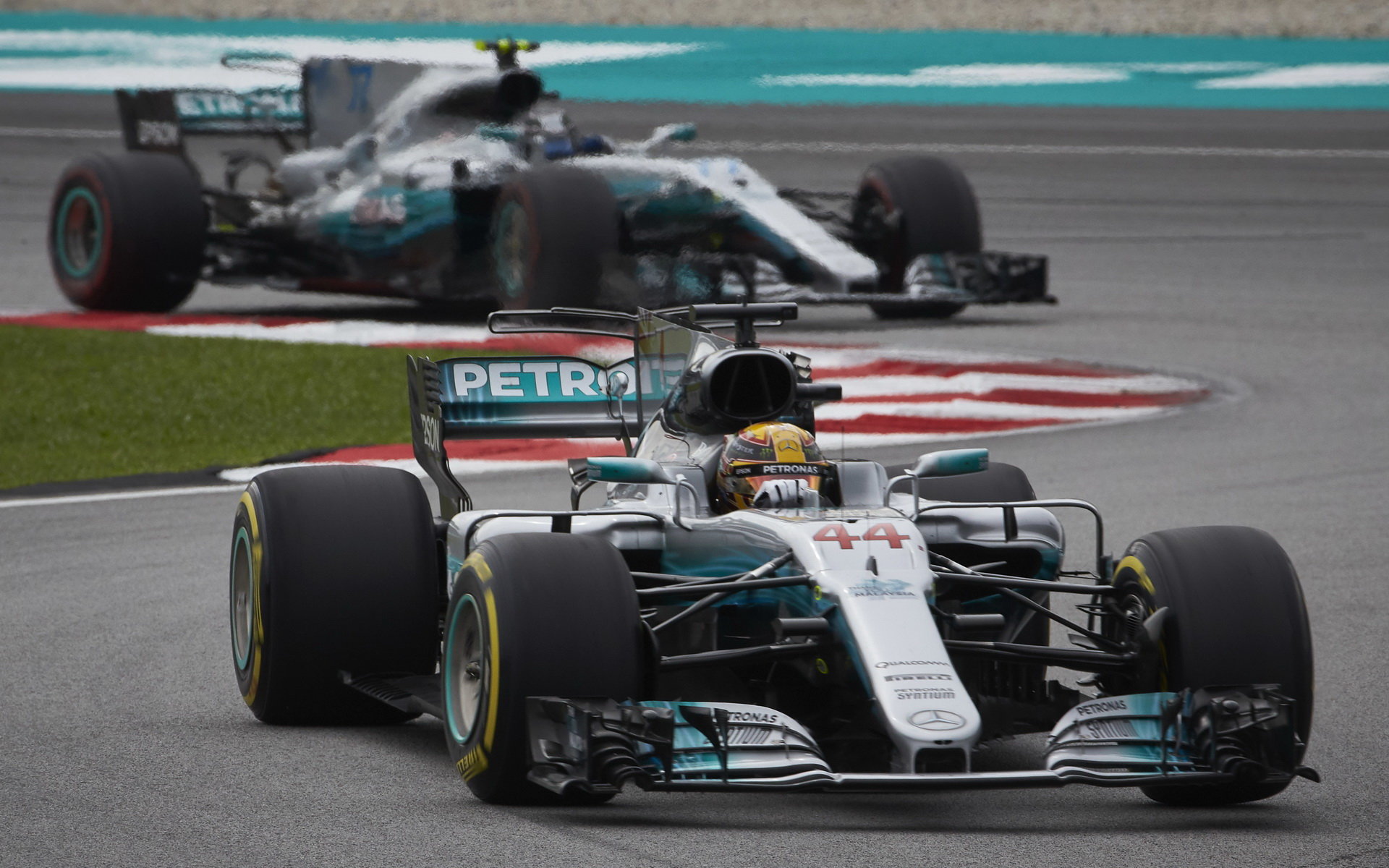 Lewis Hamilton a Valtteri Bottas ve Velké ceně Malajsie