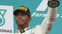 Lewis Hamilton na pódiu po závodě v Malajsii