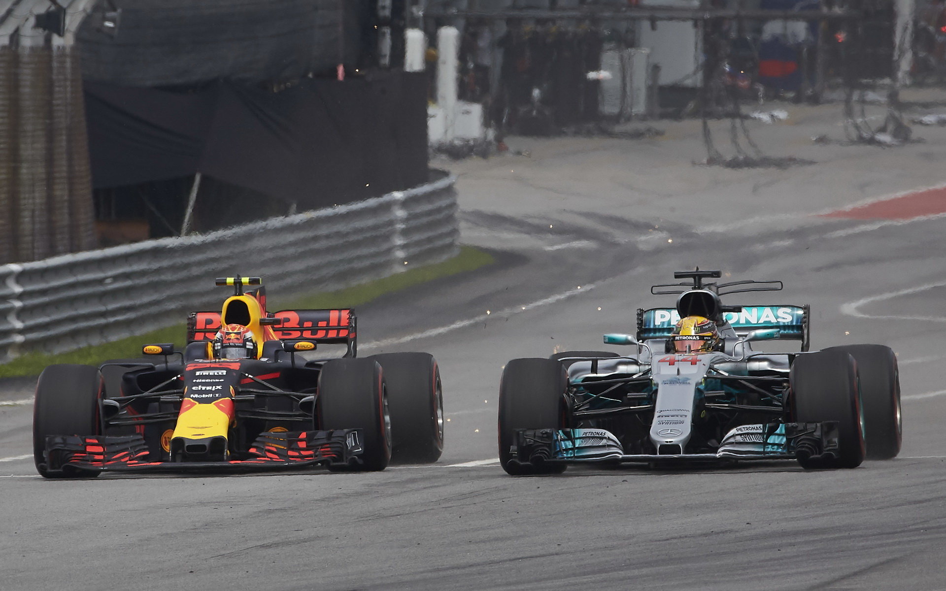 Max Verstappen předjíždí Lewise Hamiltona v závodě v Malajsii